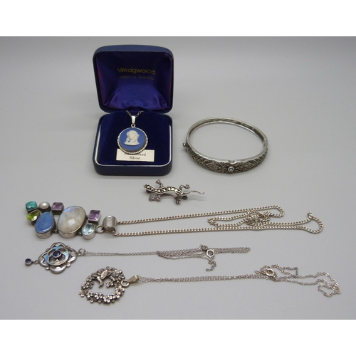 1027 - A collection of silver and white metal jewellery including an enamel and stone set drop pendant (a/f... 