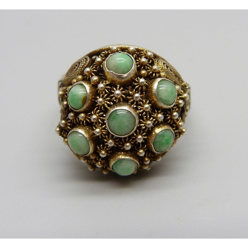 1037 - A Chinese export silver gilt filigree and cabochon jade ring, U/V (adjustable)