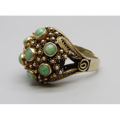 1037 - A Chinese export silver gilt filigree and cabochon jade ring, U/V (adjustable)