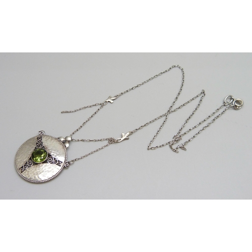 1040 - A .935 silver Arts and Crafts green stone set silver pendant and chain, a/f, 8.2g