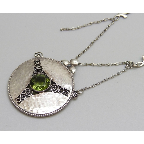 1040 - A .935 silver Arts and Crafts green stone set silver pendant and chain, a/f, 8.2g