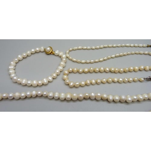 1042 - Cultured pearl jewellery, some on silver clasps, 132g