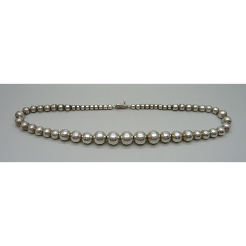 1043 - A 1940s Mexican Taxco silver ball necklace, 84g, 50cm