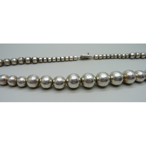 1043 - A 1940s Mexican Taxco silver ball necklace, 84g, 50cm