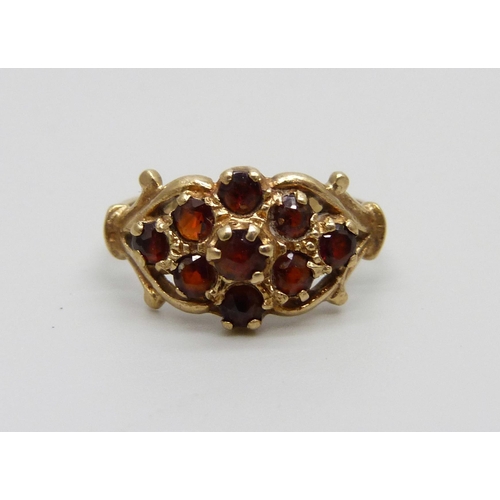 1044 - A 9ct gold garnet cluster ring, 2.2g, M