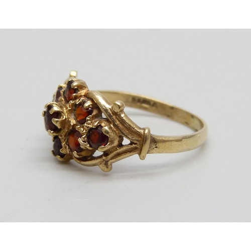 1044 - A 9ct gold garnet cluster ring, 2.2g, M