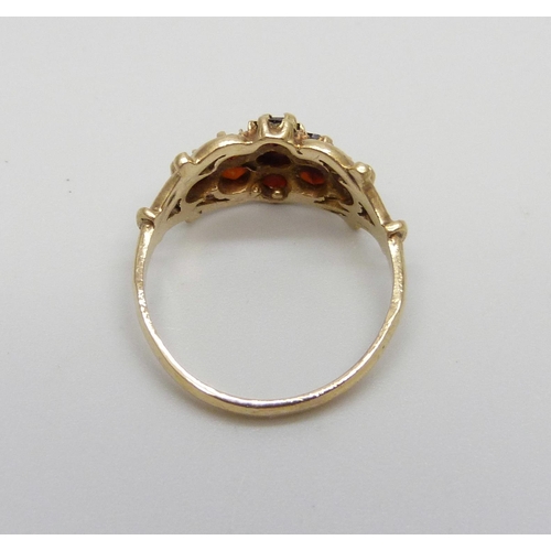 1044 - A 9ct gold garnet cluster ring, 2.2g, M