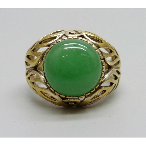 1051 - A silver gilt cabochon chrysoprase ring, P