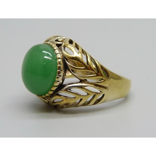 1051 - A silver gilt cabochon chrysoprase ring, P