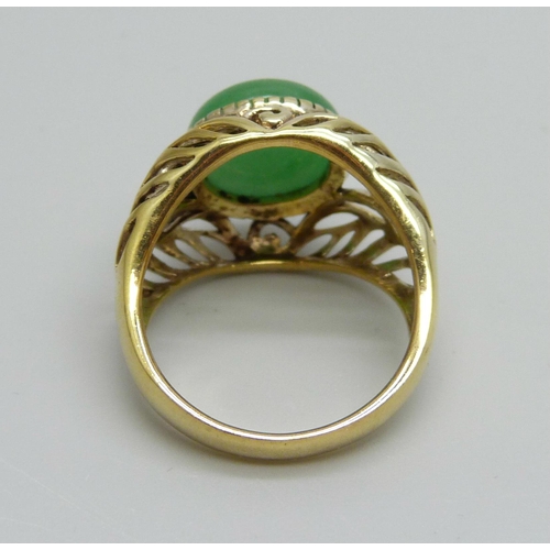 1051 - A silver gilt cabochon chrysoprase ring, P