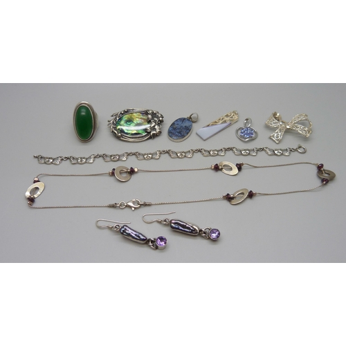 1058 - A collection of silver jewellery including an abalone framed brooch, a stone set ring, pendants, etc... 