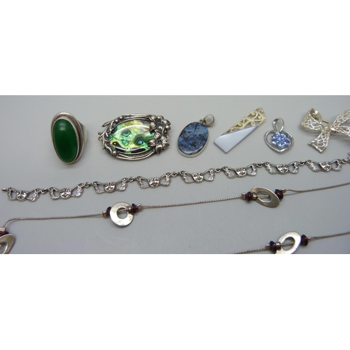 1058 - A collection of silver jewellery including an abalone framed brooch, a stone set ring, pendants, etc... 