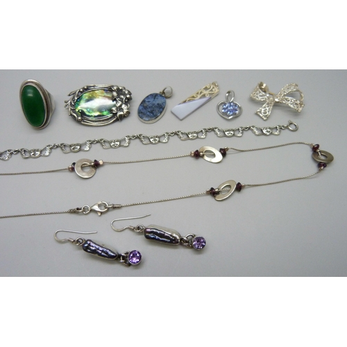 1058 - A collection of silver jewellery including an abalone framed brooch, a stone set ring, pendants, etc... 