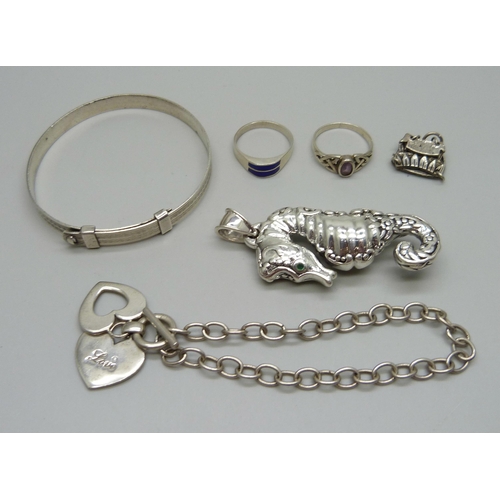 1061 - A collection of silver jewellery including a bracelet and a seahorse pendant, 40g