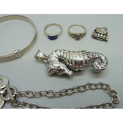 1061 - A collection of silver jewellery including a bracelet and a seahorse pendant, 40g