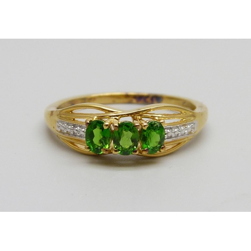 1066 - A silver gilt chrome diopside three stone ring, R/S