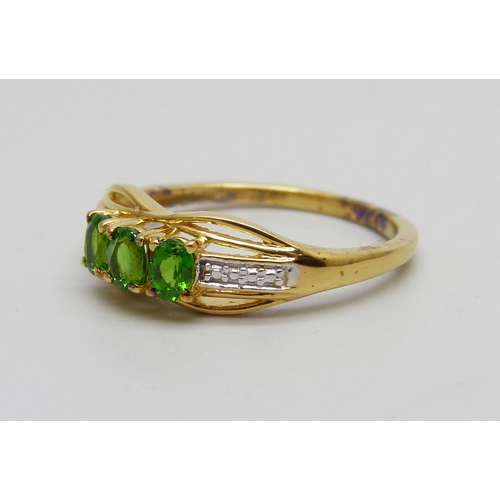 1066 - A silver gilt chrome diopside three stone ring, R/S