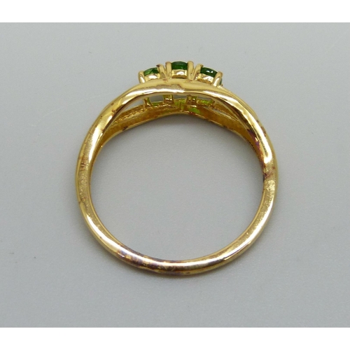 1066 - A silver gilt chrome diopside three stone ring, R/S