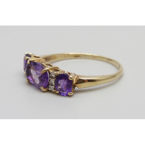 1068 - A 9ct gold amethyst and diamond set ring, 2.3g, S