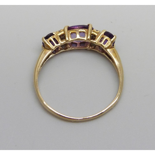 1068 - A 9ct gold amethyst and diamond set ring, 2.3g, S