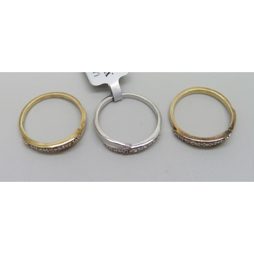 1069 - A set of three silver stacking rings including two gilt, P/Q