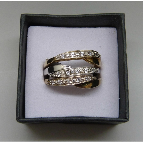 1069 - A set of three silver stacking rings including two gilt, P/Q