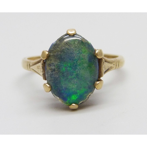 1077 - A 9ct gold and opal triplet ring, stone a/f, 3.9g, S/T