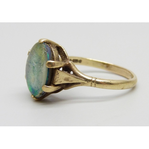 1077 - A 9ct gold and opal triplet ring, stone a/f, 3.9g, S/T