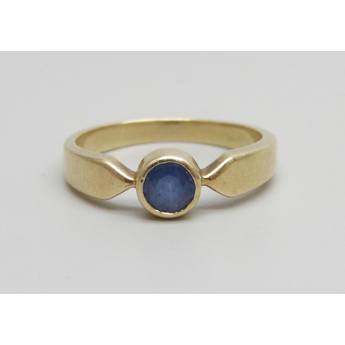 1084 - A 9ct gold and sapphire solitaire ring, 3.1g, P