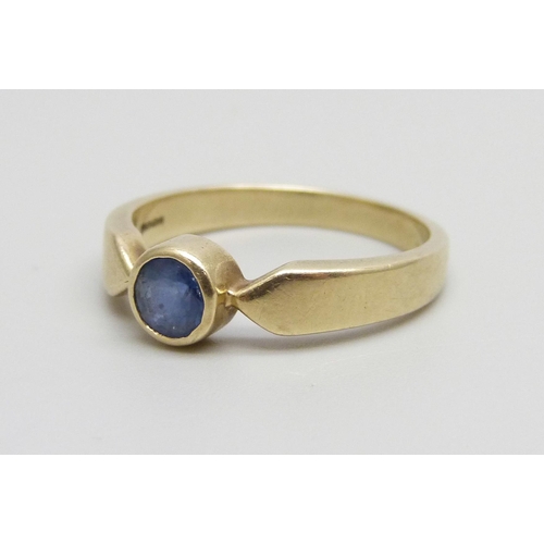 1084 - A 9ct gold and sapphire solitaire ring, 3.1g, P