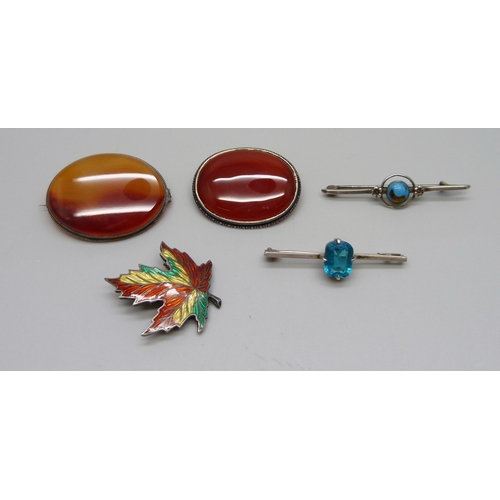 1103 - Four silver brooches and a white metal brooch, 35g