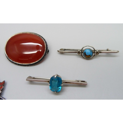 1103 - Four silver brooches and a white metal brooch, 35g