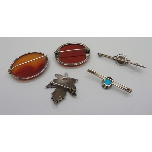 1103 - Four silver brooches and a white metal brooch, 35g