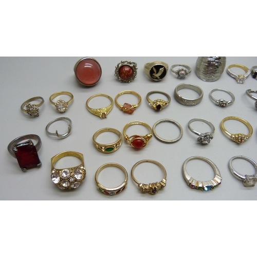 1113 - A collection of over 40 costume rings