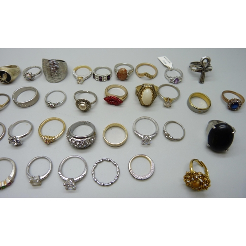 1113 - A collection of over 40 costume rings