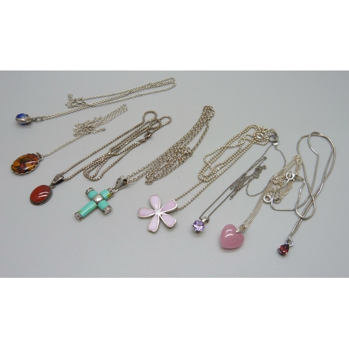 1114 - Eight silver necklaces and pendants, 43g