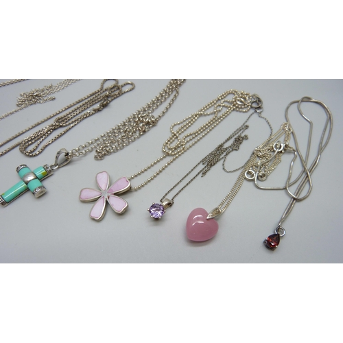 1114 - Eight silver necklaces and pendants, 43g