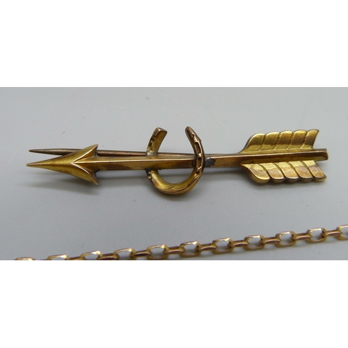 1115 - A 9ct gold chain, 3.5g, and a 15ct gold bar brooch with horseshoe and arrow design, 2.9g, a/f