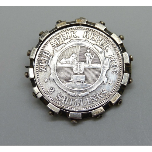 1125 - A silver mounted South African 1896 2 shilling coin brooch