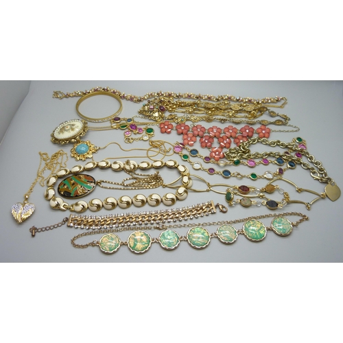 1135 - A collection of gold tone jewellery