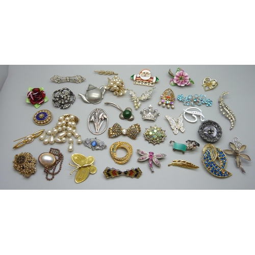 1142 - 35 costume brooches