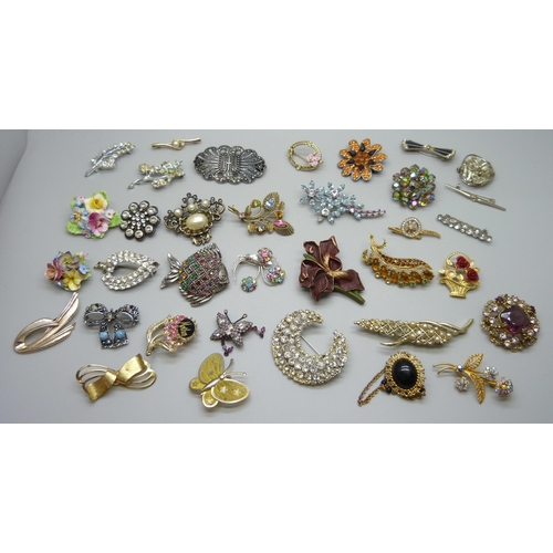 1143 - 35 costume brooches