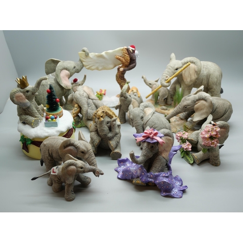 1150 - A collection of Tuskers animal figures **PLEASE NOTE THIS LOT IS NOT ELIGIBLE FOR IN-HOUSE POSTING A... 