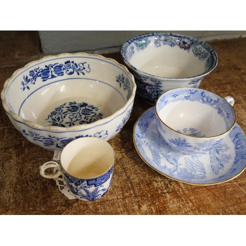 1154 - A collection of blue and white china, Spode, Meissen, Royal Worcester, etc. **PLEASE NOTE THIS LOT I... 