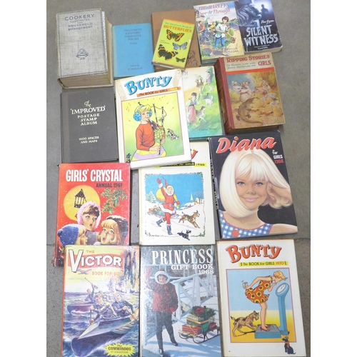 1182 - A box of childrens books and annuals **PLEASE NOTE THIS LOT IS NOT ELIGIBLE FOR IN-HOUSE POSTING AND... 