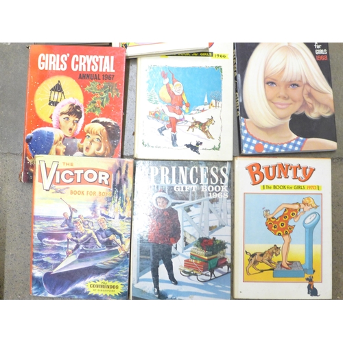 1182 - A box of childrens books and annuals **PLEASE NOTE THIS LOT IS NOT ELIGIBLE FOR IN-HOUSE POSTING AND... 