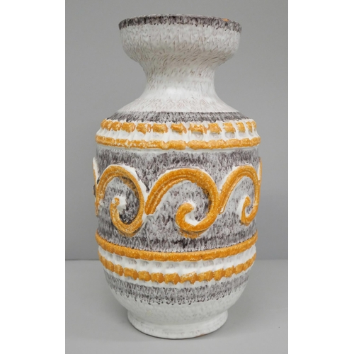 614 - A mid 20th Century Italian Nuovo Rinascimento vase, 25cm