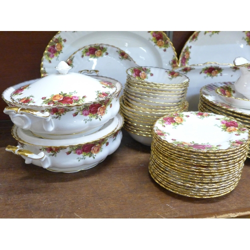 669 - Royal Albert Old Country Roses dinner wares, table wares, including twelve dinner plates and side pl... 