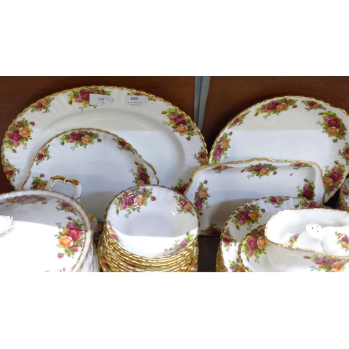 669 - Royal Albert Old Country Roses dinner wares, table wares, including twelve dinner plates and side pl... 