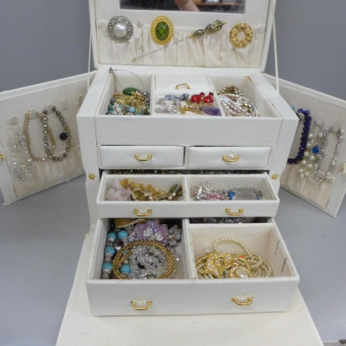 673 - A jewellery box containing costume jewellery